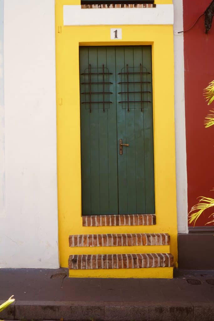 Exterior view of la casa estrecha