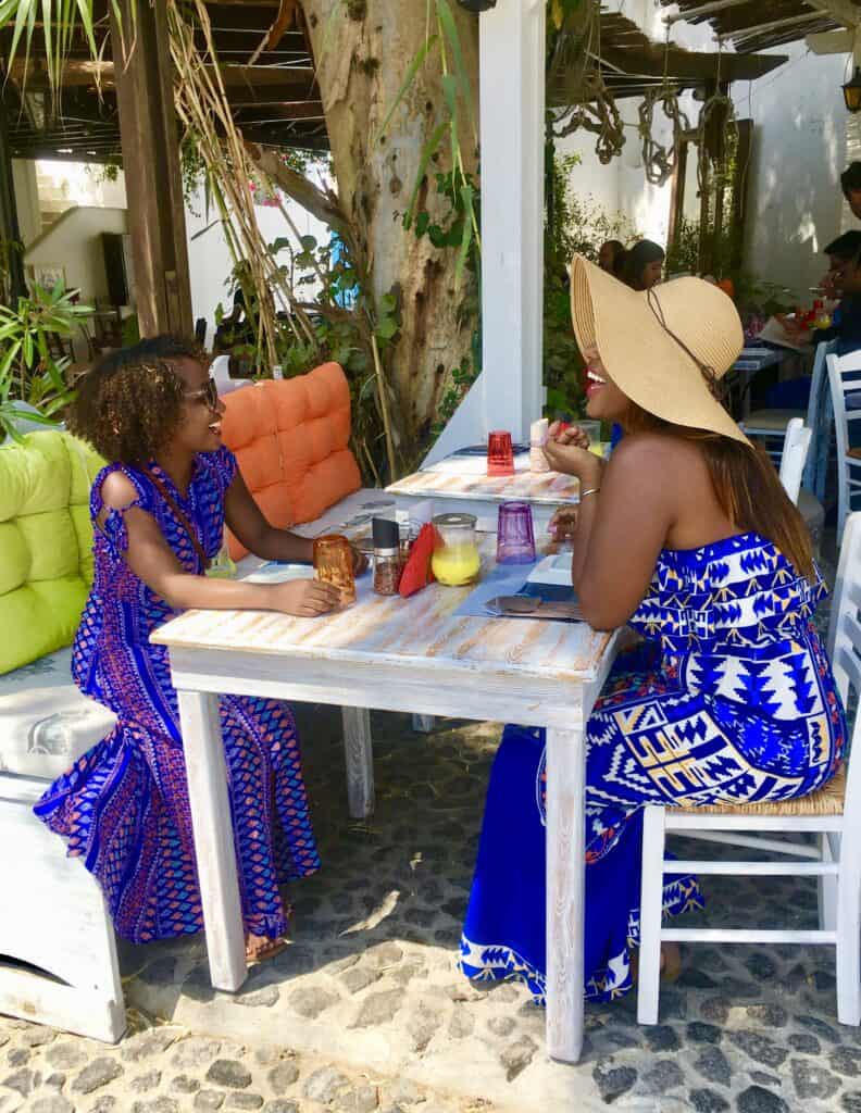 2 woman eating in Megalachori