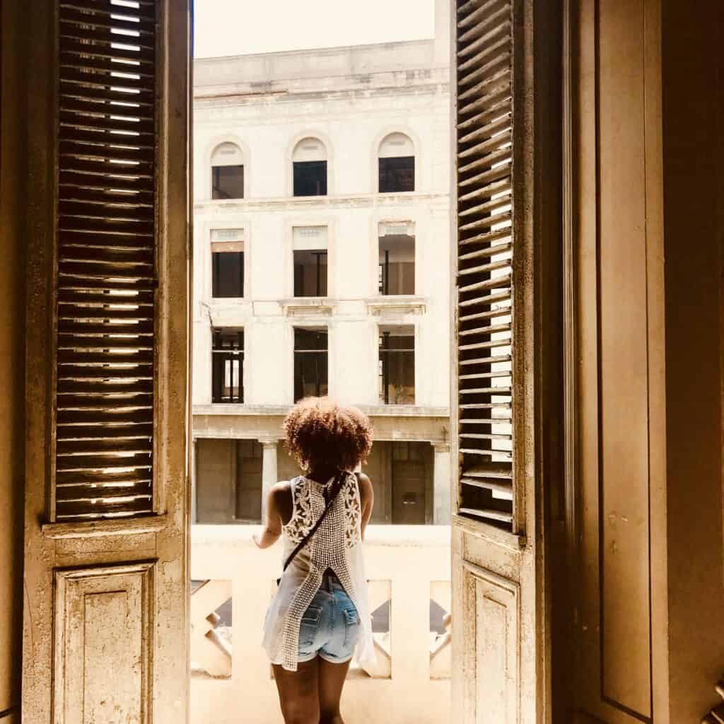 Black woman in Museo de la Revoluci&oacute;n 