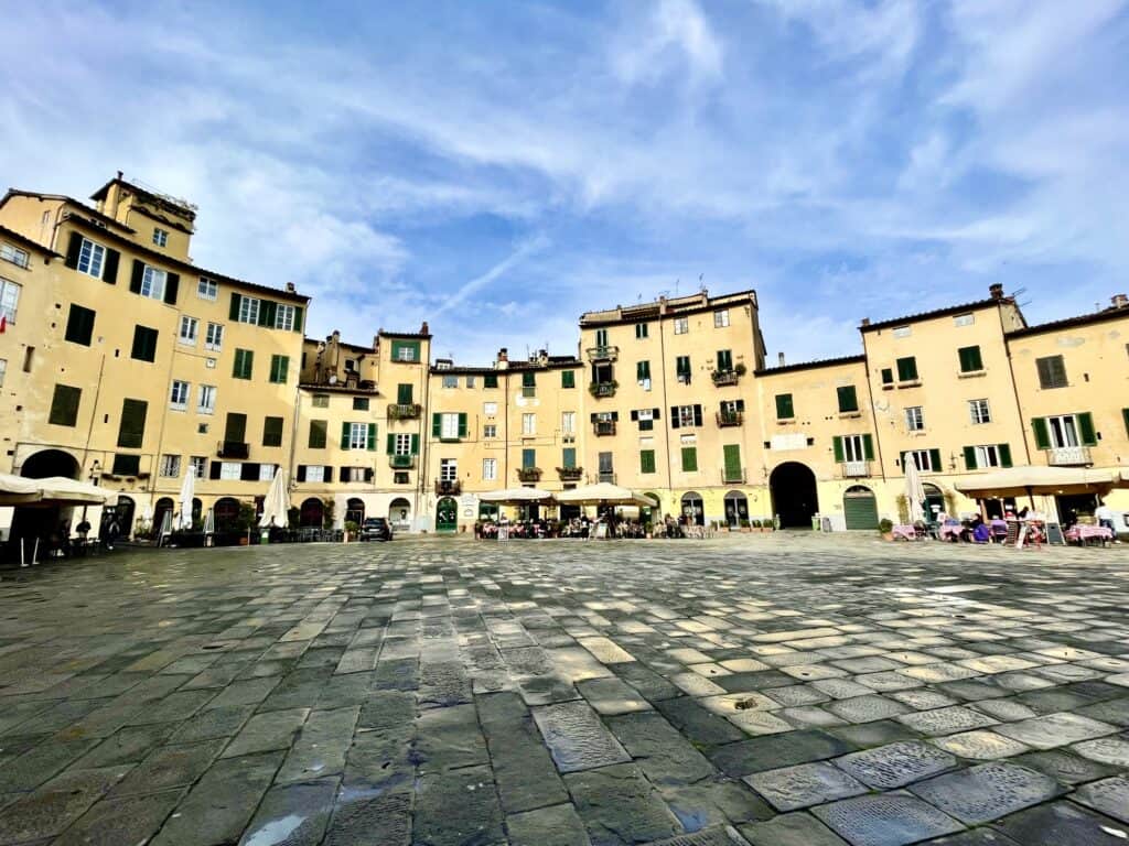 Piazza dell'Anfiteatro in Lucca